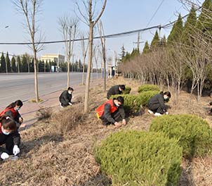 泰鋼青年文明號(hào)義務(wù)打掃周邊環(huán)境